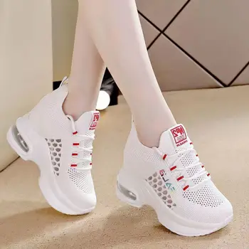 Ежедневни и удобни бели спортни обувки за момичета, лятото 2023, нови обувки с куха вътрешна повърхност височина 8 см, дишащи обувки от окото на дебела подметка
