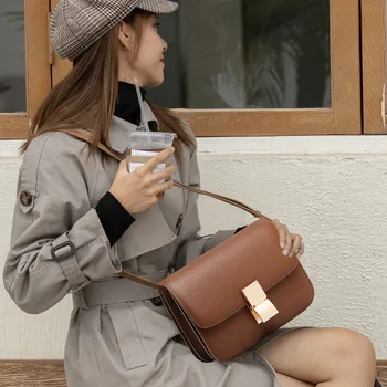Класическа чанта през рамо с капак от естествена кожа, луксозна дизайнерска метален обтегач, малка квадратна чанта-месинджър с регулируема каишка за жени