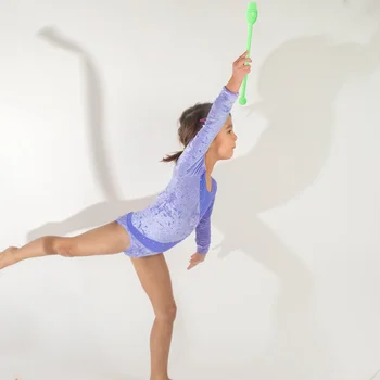 Художествена пръчка, художествена гимнастика, кружение, танц от смола, изпълнение на цветни дете